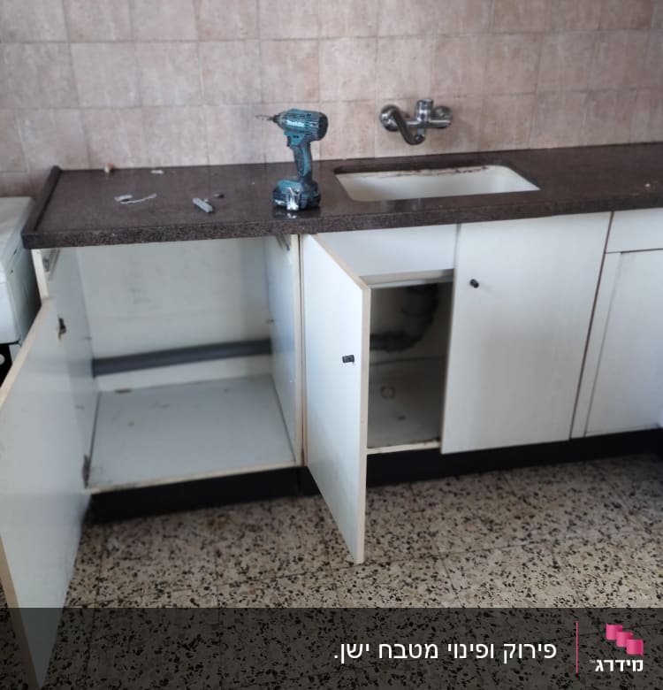 מקדחה על משטח עבודה במטבח בשיפוץ